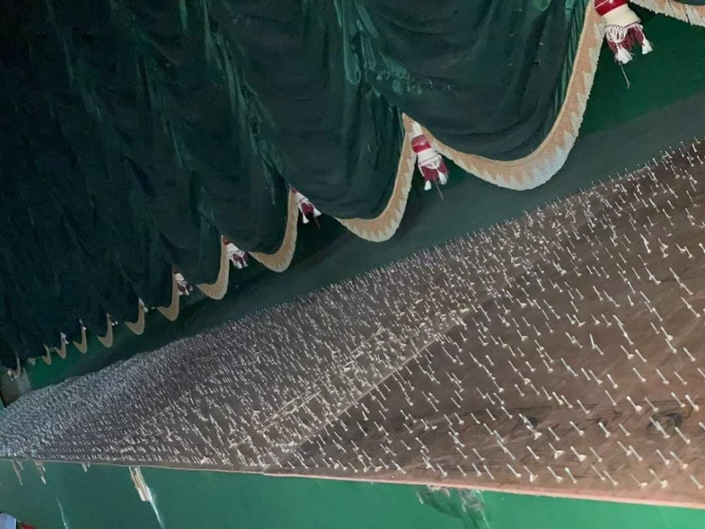 आरआरको क्रेज : हलको पर्दा जोगाउन काँडेतार