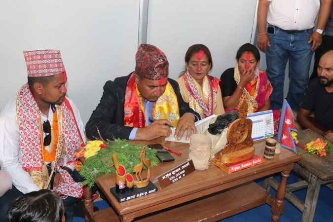 परालको गुन्द्रीमा बसेर पदभार ग्रहणगरे झापाको मेचिनगर–४ का जनप्रतिनिधिले