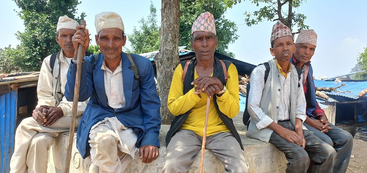 दुर्गमका ज्येष्ठ नागरिकका पीडा : भत्ता लिन दुई दिन पैदलयात्रा, पालो नआएपछि रित्तो हात फर्किए