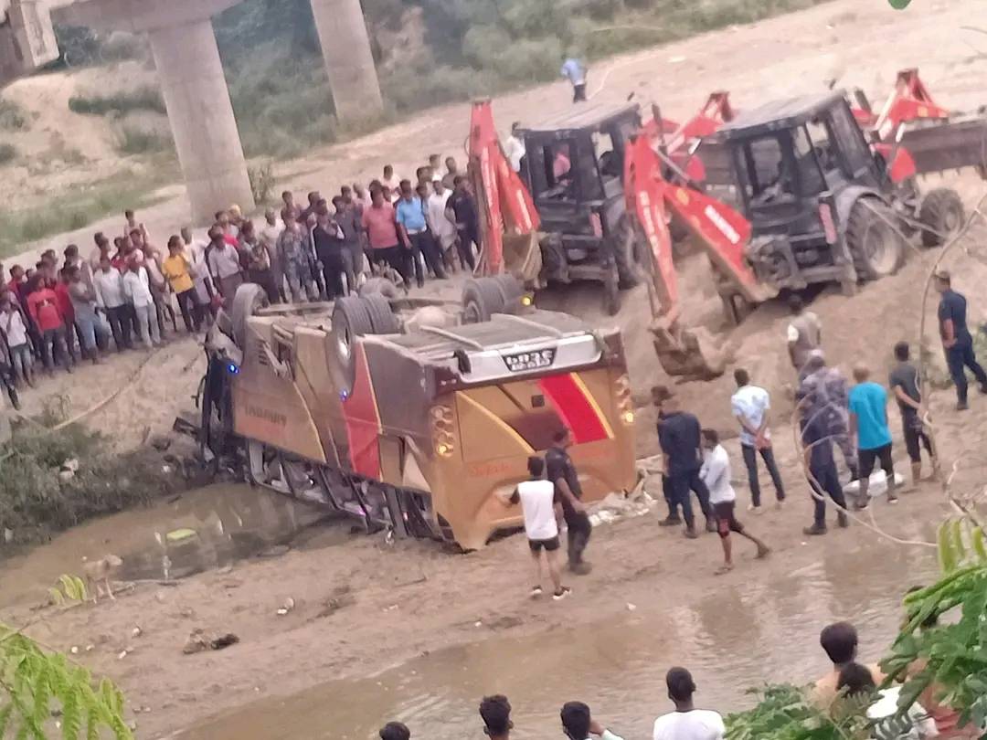 रोहिणी पुलबाट बस खस्यो, ९ जनाको मृत्यु