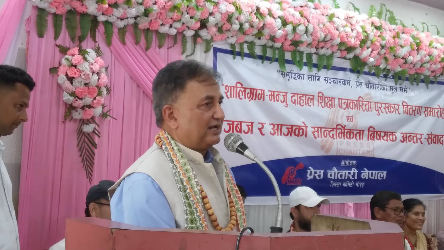 पत्रकारहरुले पेशागत दक्षता राख्दै सही सूचना प्रवाह गर्नुपर्छ : इश्वर पोखरेल