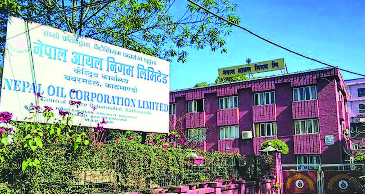 निगमलाई कसले पल्टाउँदै छ टाट ?