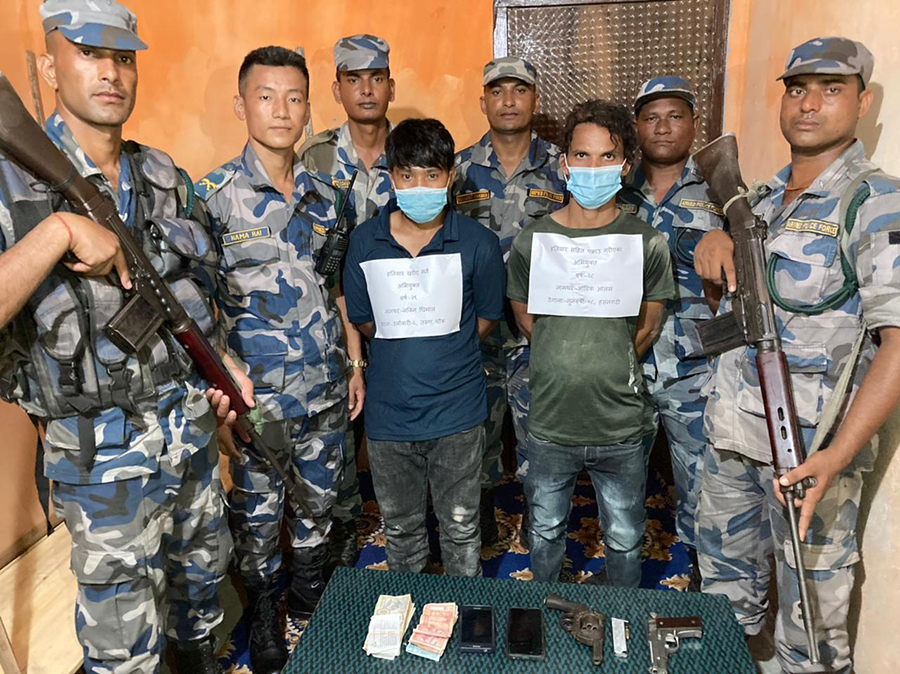 मोरङबाट हातहतियार कारोबारीमा संलग्न दुई जना पेस्तोलसहित पक्राउ