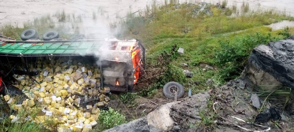 विराटनगरबाट खानेतेल लिएर काठमाडौँ आएको ट्रकमा आगलागी