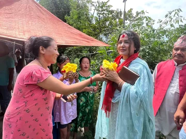 उम्मेद्वार सिफारिस भएपछि मतदाता भेट्न व्यस्त नायिका रेखा थापा (फोटो फिचर)