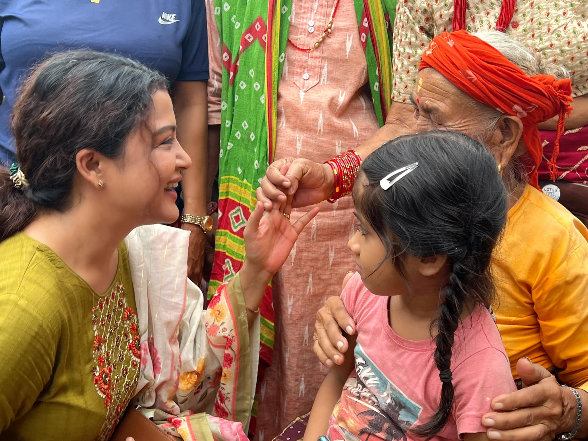 चुनावी अभियानमा रेखा थापा, दिनहू मतदाता भेट्दै