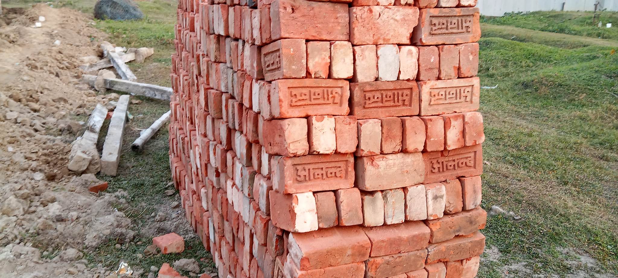 विधालयको पर्खाल निर्माणमा कमसल इट्टा प्रयोग गरेपछि स्थानीयले गरे विरोध