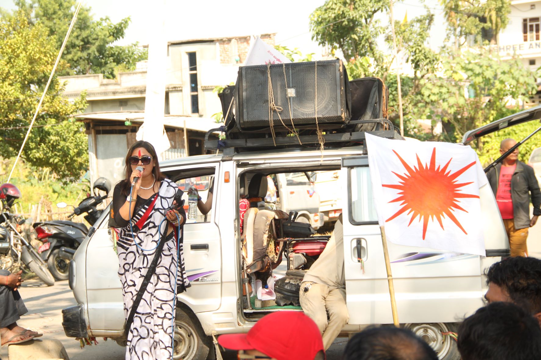 चुनावी अभियानमा कलाकारः एमालेमय बन्दै मोरङ-४ (भिडियोसहित)