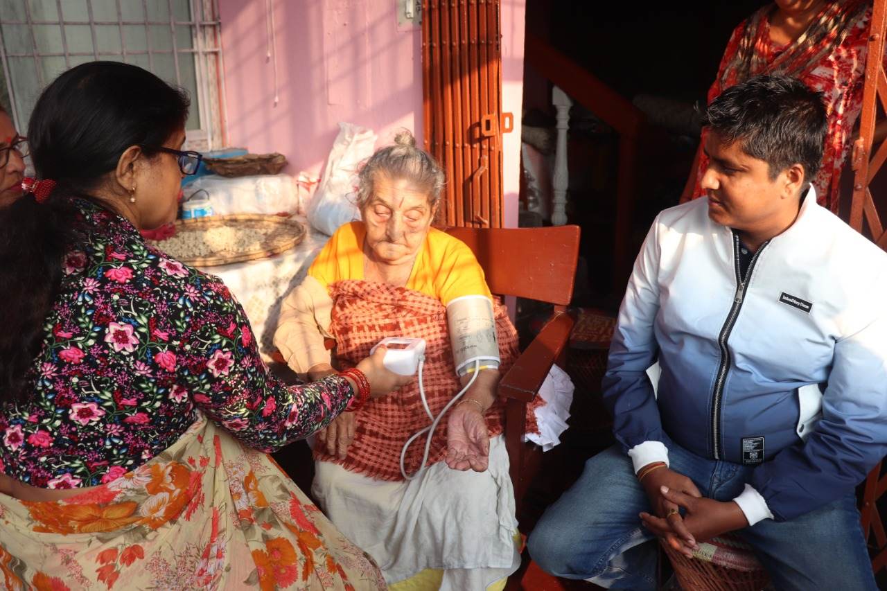 वडा अध्यक्ष पोखरेलको सक्रियता : ज्येष्ठ नागरिकको घरघरमै पुगेर स्वास्थ्य जाँच