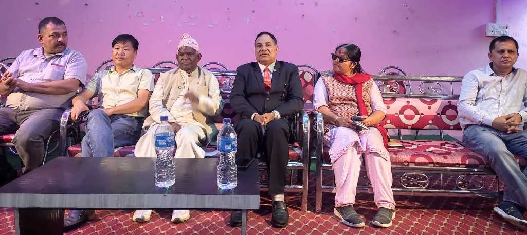 लालबाबु पण्डित भन्छन् : ‘मंसिर ४ गते गठबन्धन नामक लुतो फाल्ने दिन हो ‘