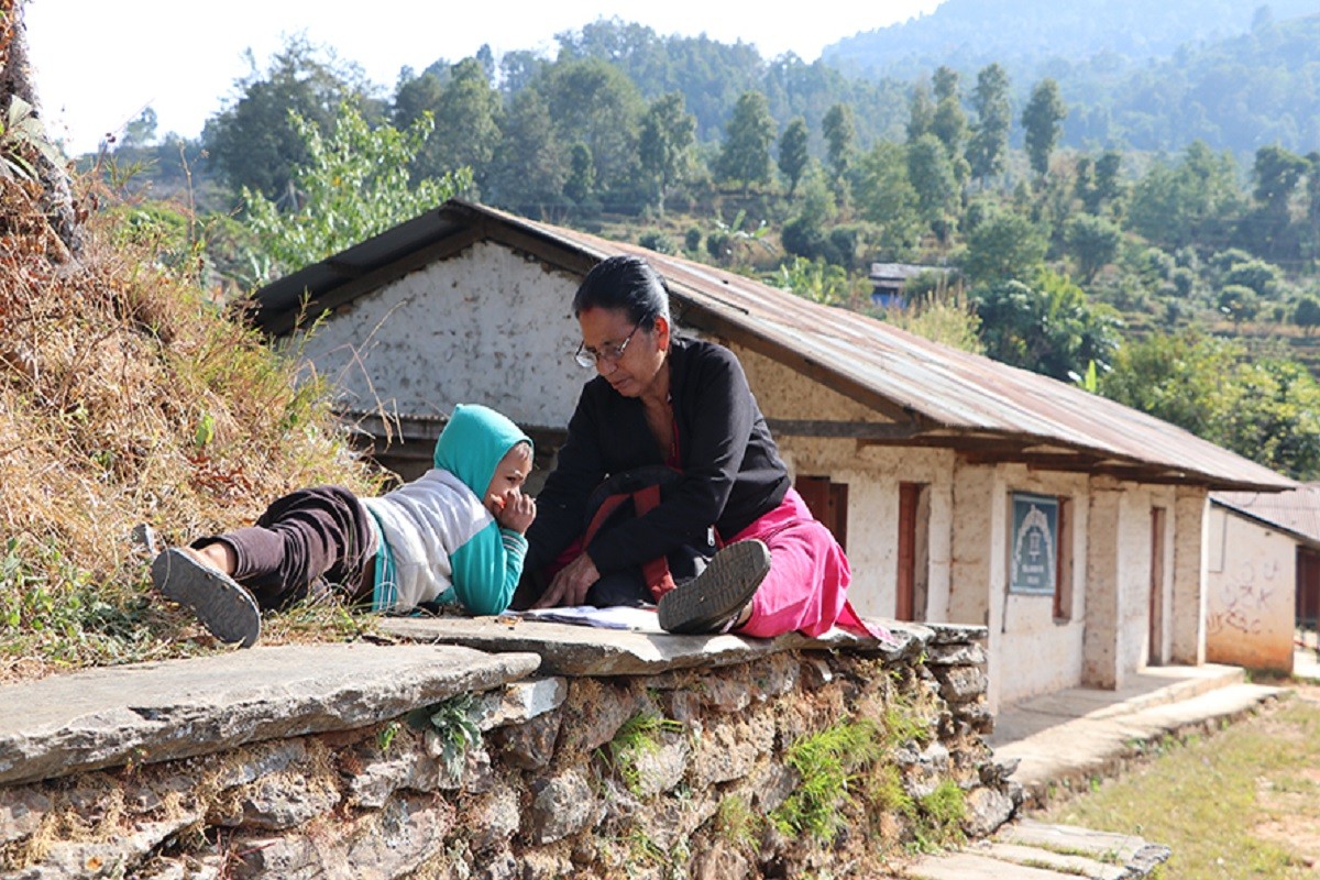 पर्वतमा एक्ला विद्यार्थी पढाउँदै एक्ली शिक्षिका