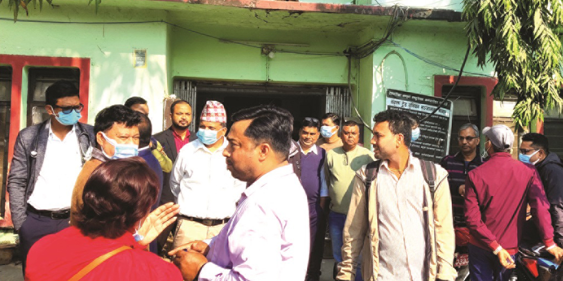 तलब नपाएपछि कोसी अस्पतालमा कार्यरत चिकित्सक र कर्मचारी आन्दोलित