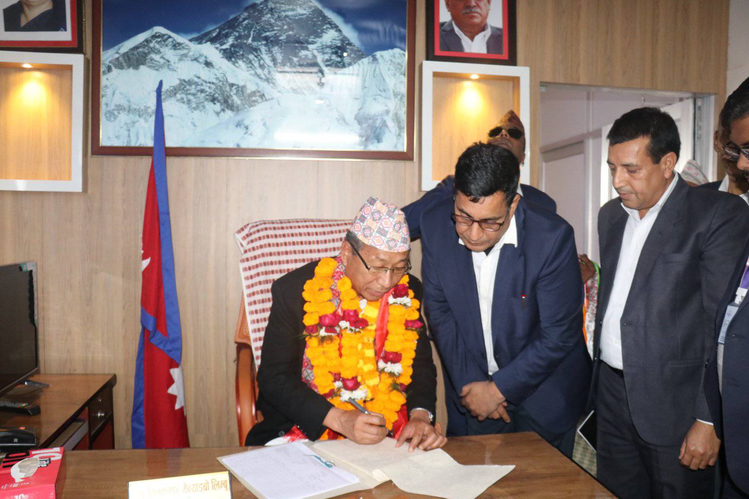 प्रदेश १ का उर्जामन्त्री मेन्याङ्बोद्वारा पदभार ग्रहण, विद्युतीय सवारीको प्रयोगलाई प्रवर्द्धन गर्ने
