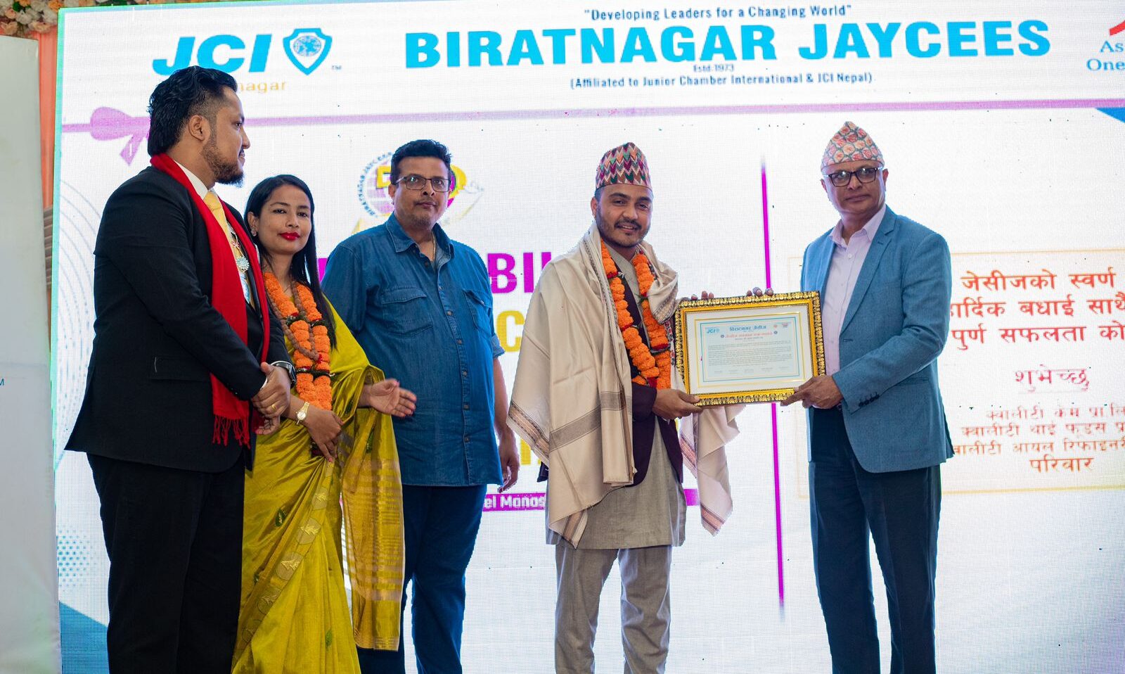 विराटनगरमा हास्यकलाकार सुमन कार्की सम्मानित