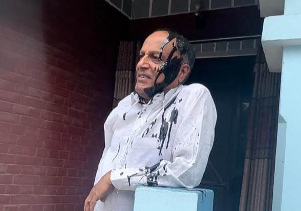 पूर्वाञ्चल विश्वविद्यालय सेवा आयोगका अध्यक्षलाई विद्यार्थीले दले कालो मसी