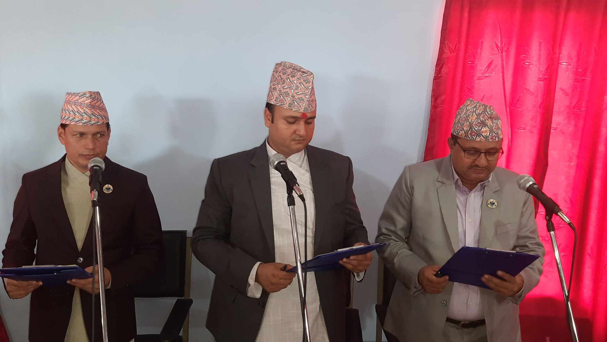 कोशी प्रदेशमा तीन मन्त्रीले लिए शपथ, आचार्यले अर्थको जिम्मा पाउँदा अरु विनाविभागीय