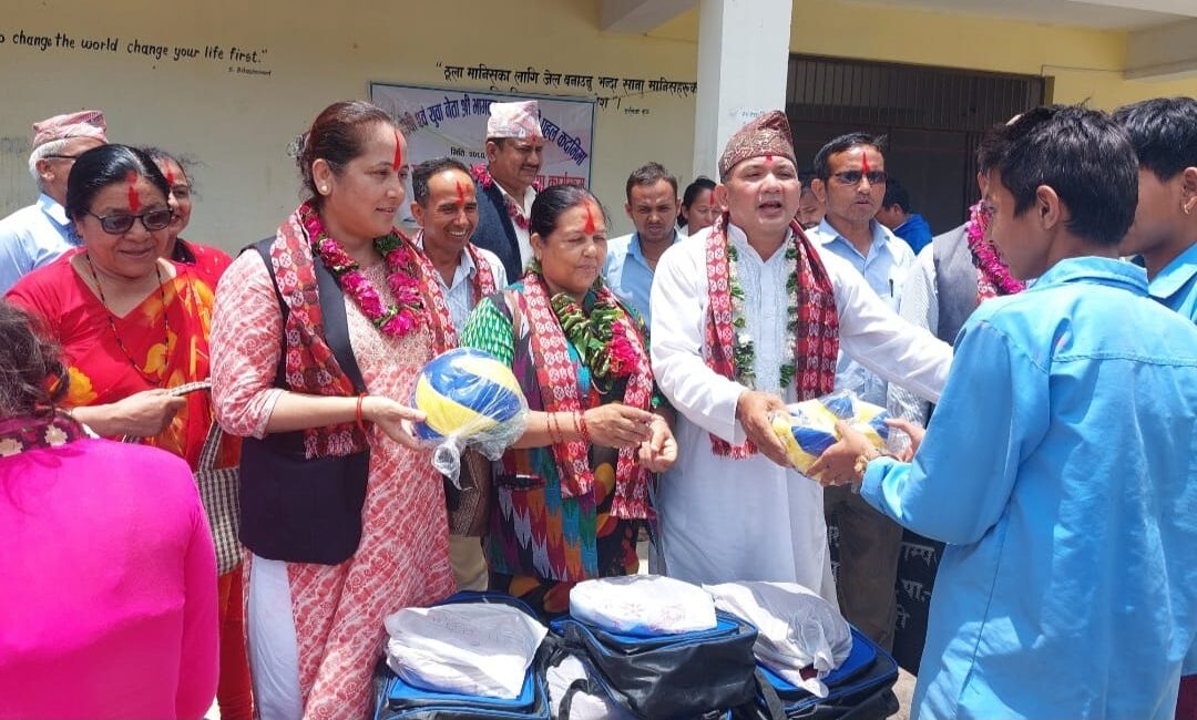 उदयपुरका विपन्न र जेहेन्दार विद्यार्थीहरुलाई शैक्षिक सामग्री वितरण
