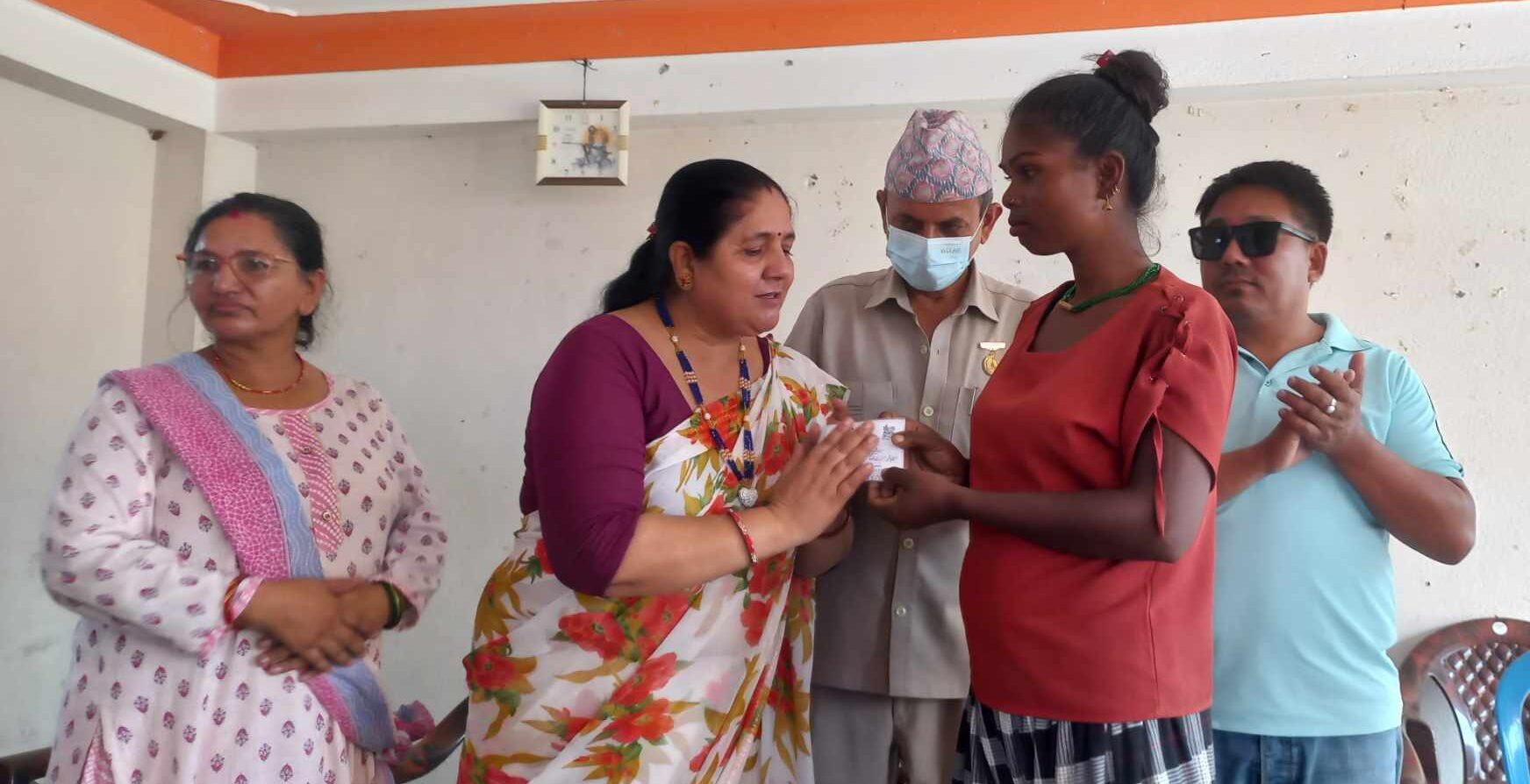 उर्लाबारीमा १९ सय विपन्न परिवारको निःशुल्क स्वास्थ्य बीमा