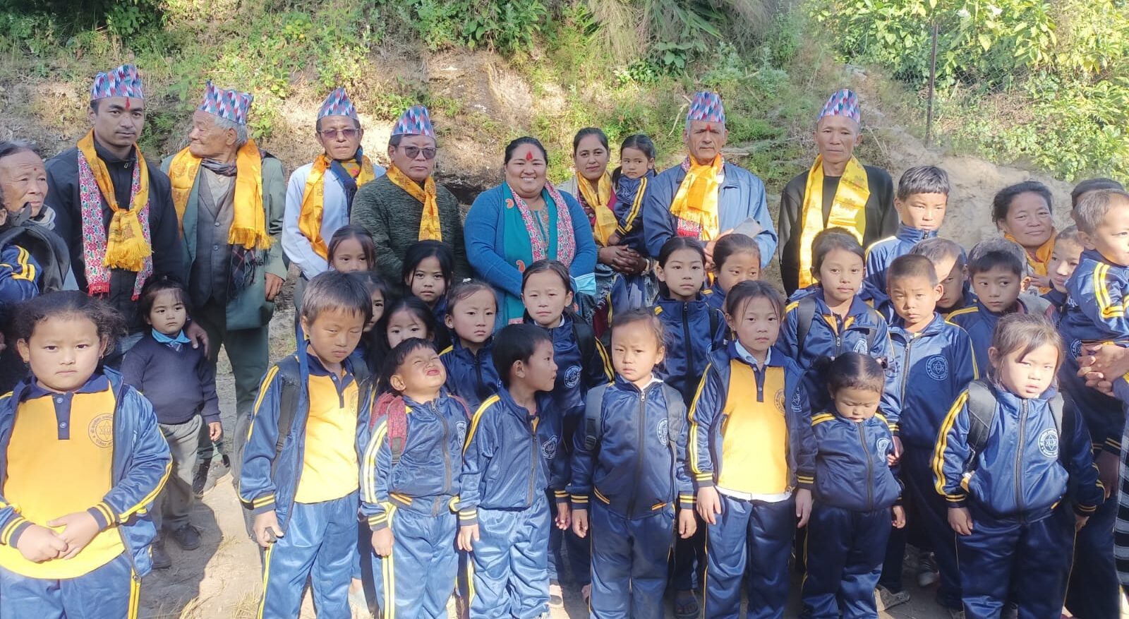 भोजपुरकी उपप्रमुख शेर्पाद्वारा २९ जना विद्यार्थीलाई पोसाक सहयोग