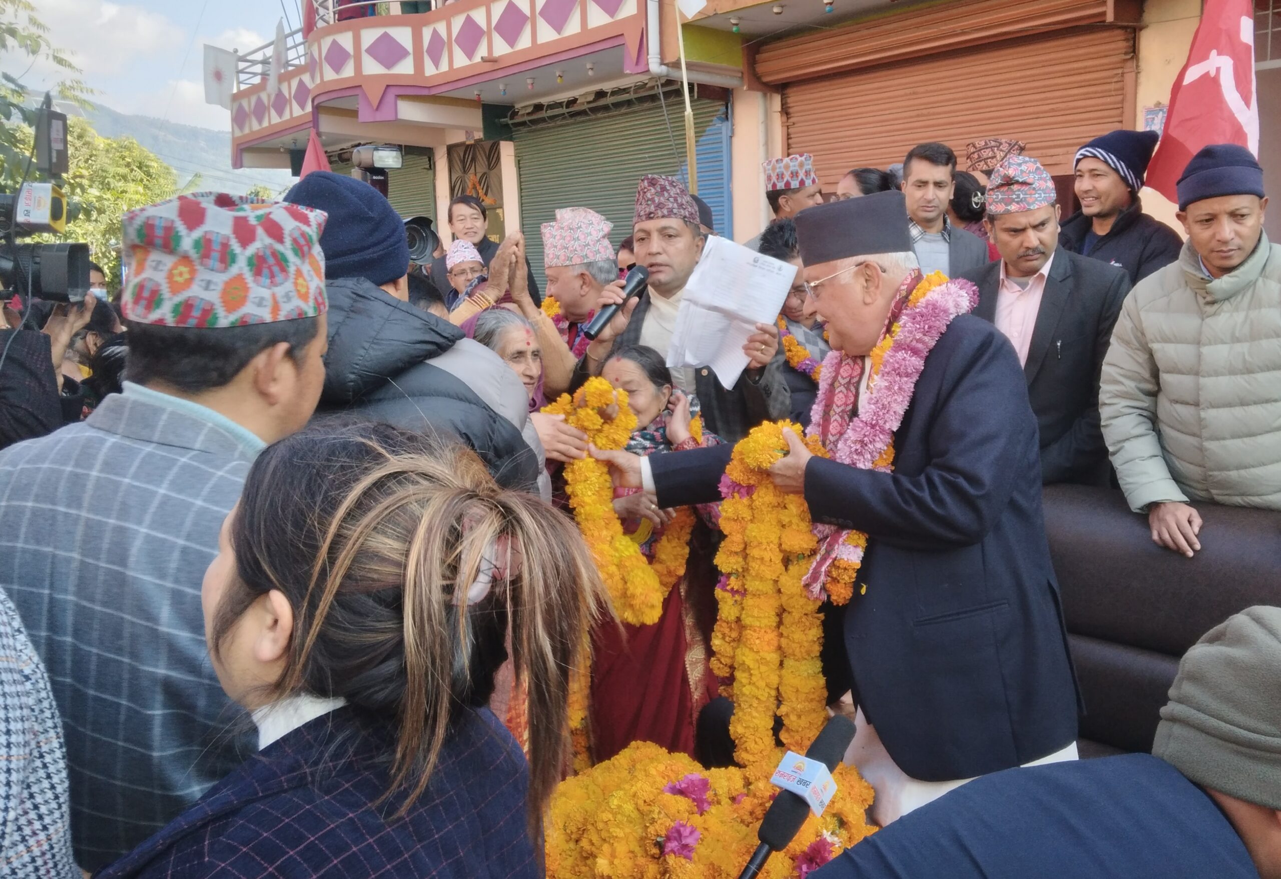 खोटाङका जेष्ठ नागरिकसँग ओली