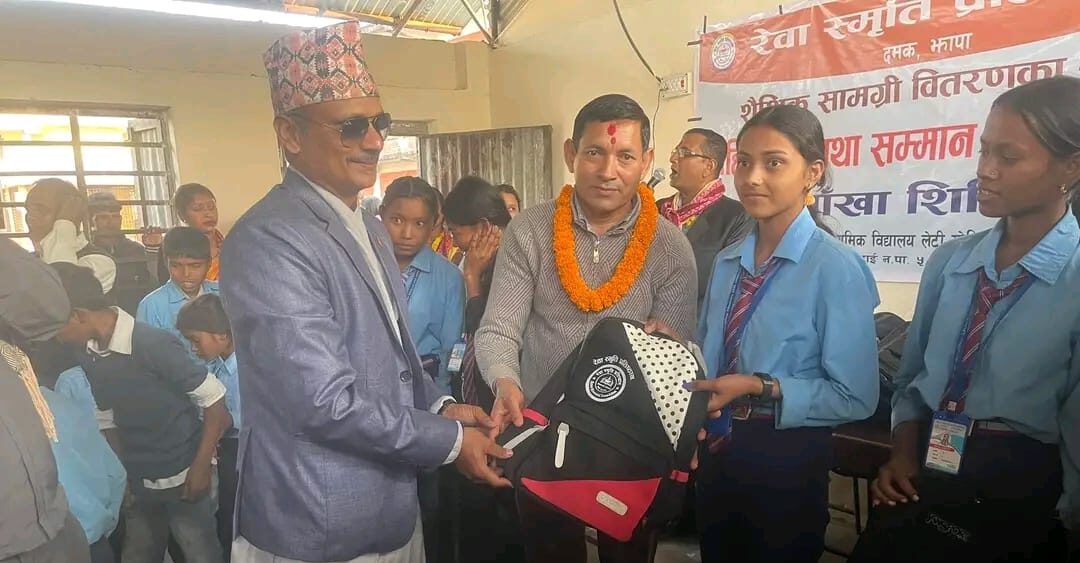 लेटी माविका २०० विद्यार्थीलाई झोला वितरण