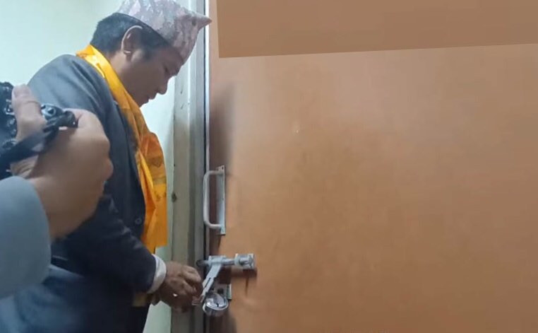 राजीनामा माग्दै बिपी प्रतिष्ठानका उपकुलपतिको कार्यकक्षमा हर्कले लगाए ताला