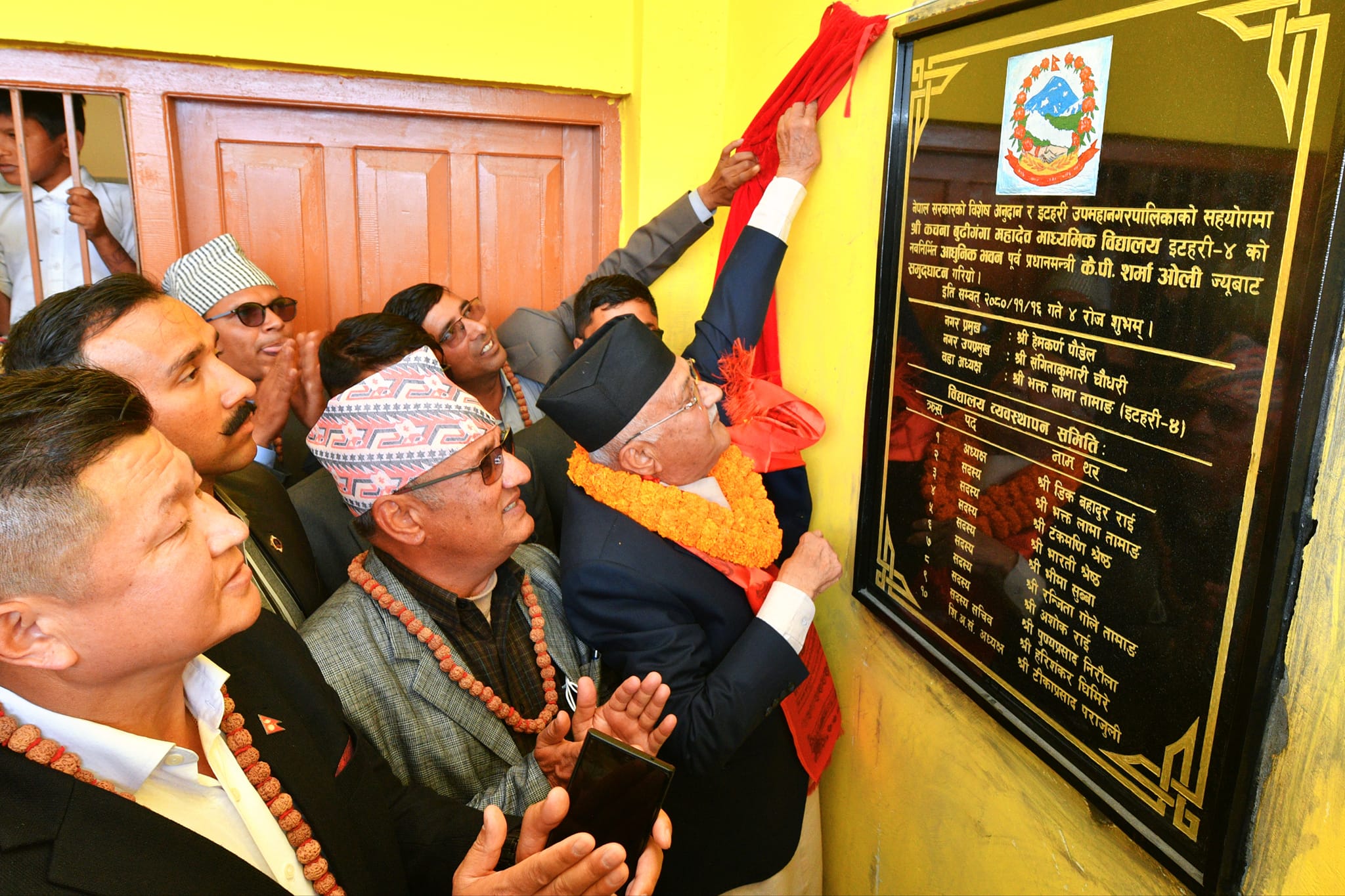 सुनसरीमा ओलीले गरे विद्यालय भवनको उद्घाटन