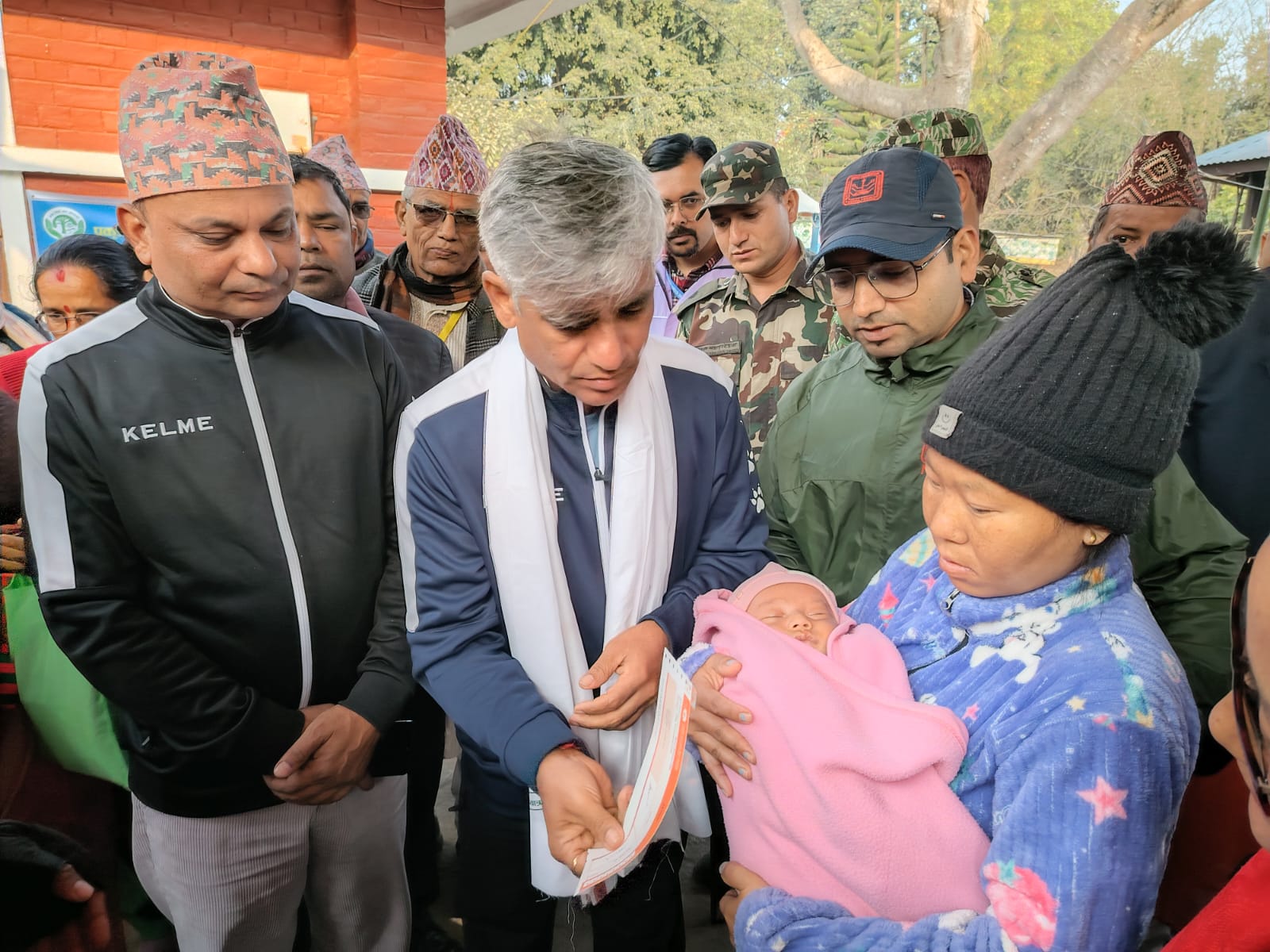 मुख्यमन्त्री कार्कीले दिए हात्ती पीडितलाई ५० हजार