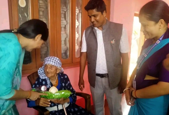 स्वास्थ्यकर्मी लिएर जेष्ठ नागरिकको घरघरमा विराटनगर ८ का जनप्रतिनिधि