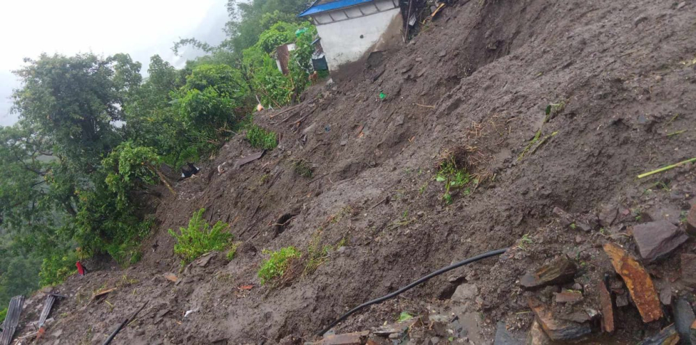 पहिरोले घर पुरिँदा चार जना घाइते