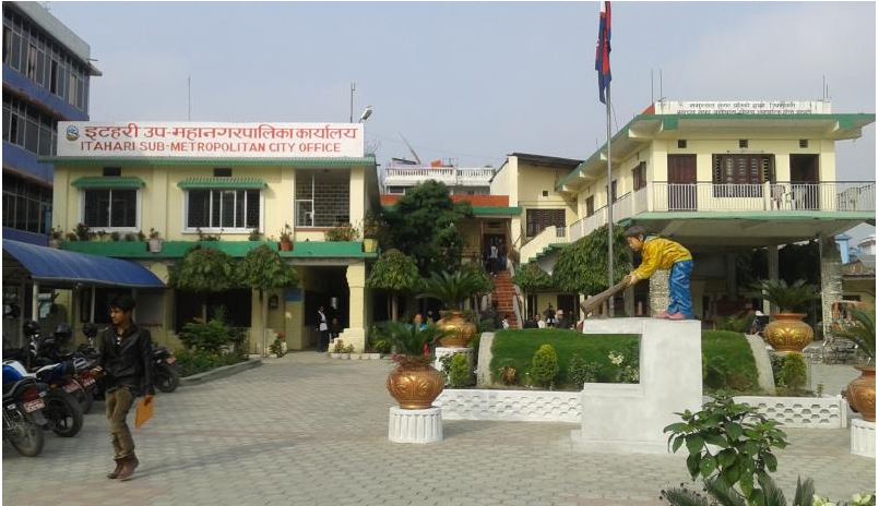 एमालेले जितेको वडामा सर्भर डाउन गरेको आरोपमा इटहरी उपमहानगरको प्रशासन शाखामा तालाबन्दी