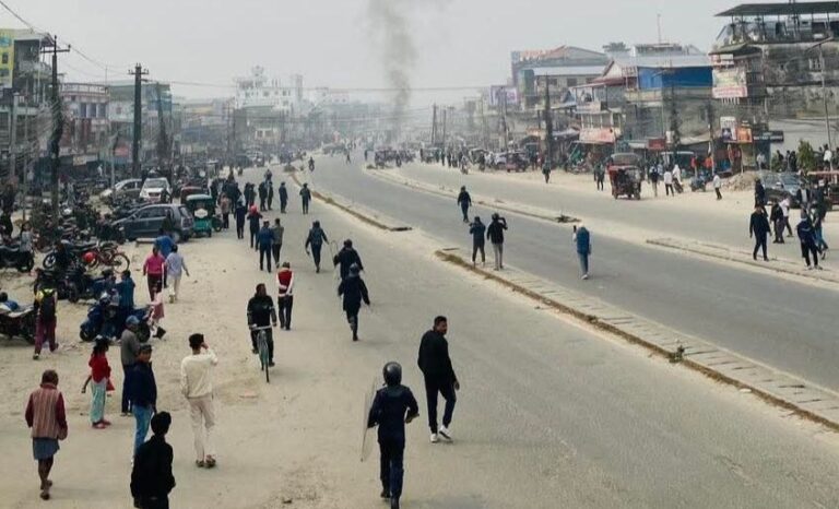 दकमका प्रहरी र बन्दकर्ताबीच झडप, तीन सेल अश्रुग्यास प्रहार