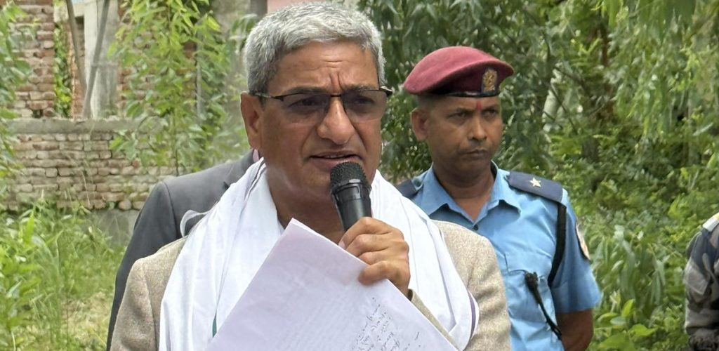 गलत गरेको भए राजनीतिमा देखा पर्दिन : गृहमन्त्री लेखक