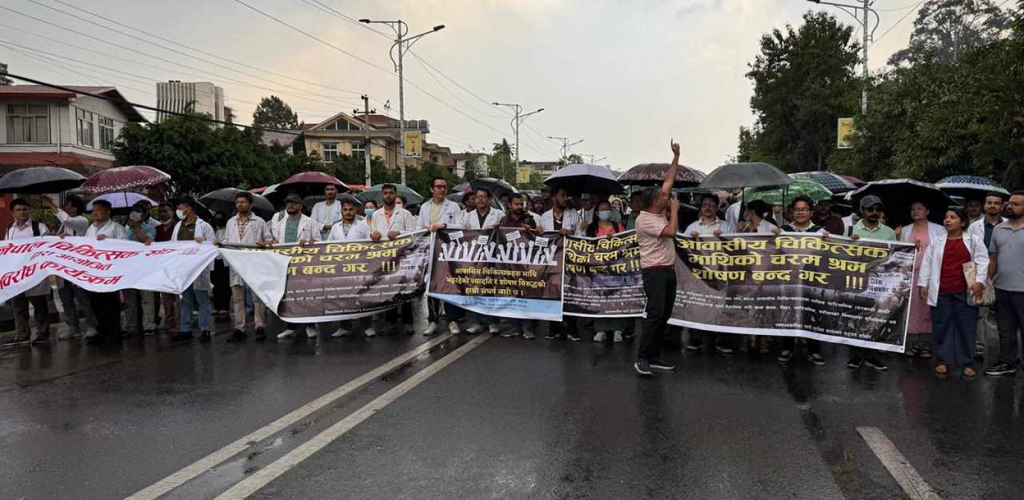 सरकारसँगको सम्झौता अमान्य, आन्दोलनरत आवासीय चिकित्सकले आन्दोलन जारी राख्ने