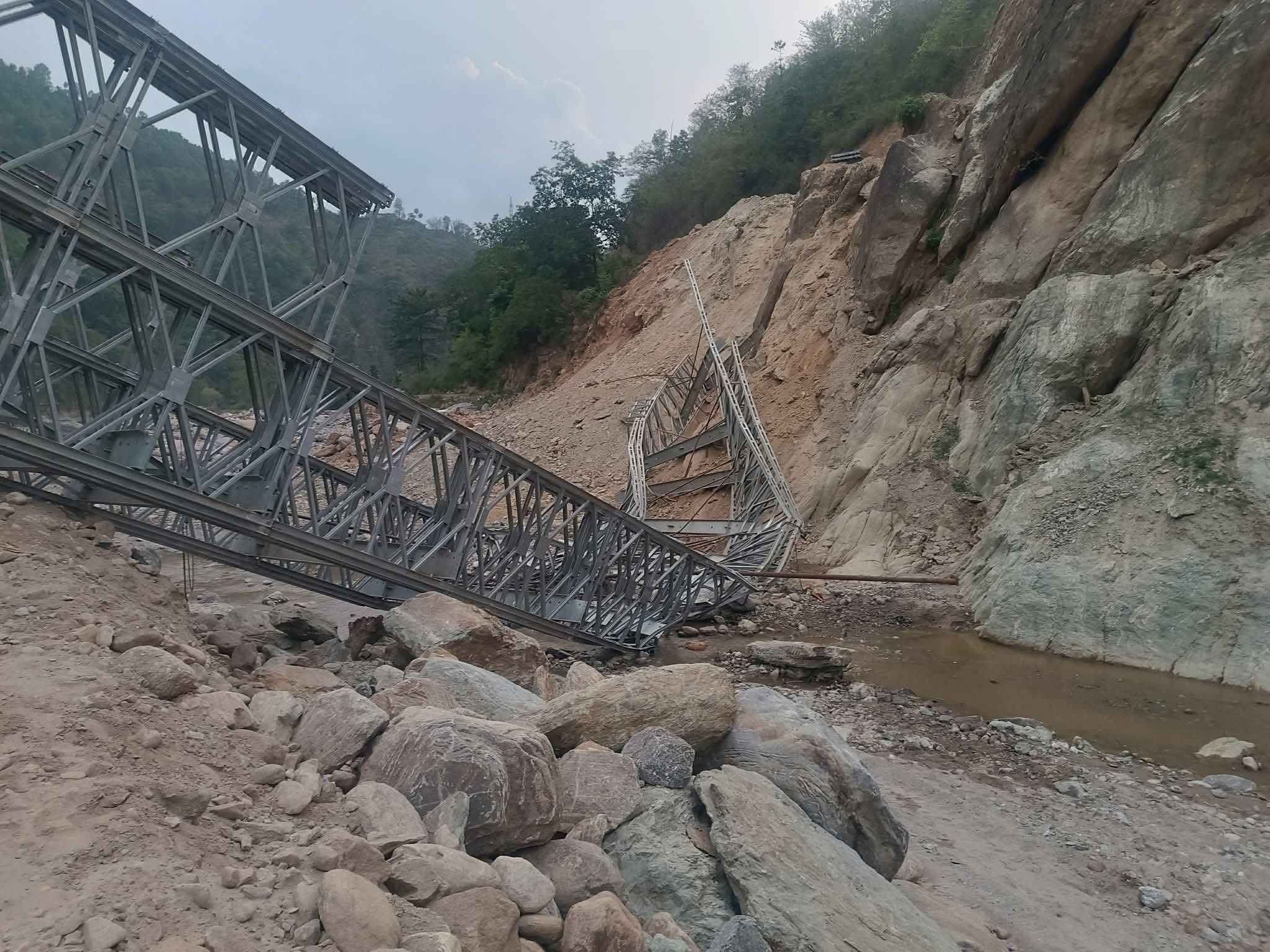 पाँचथरको हेवा खोलामा बेलिब्रिज खस्दा तीन मजदुरको मृत्यु