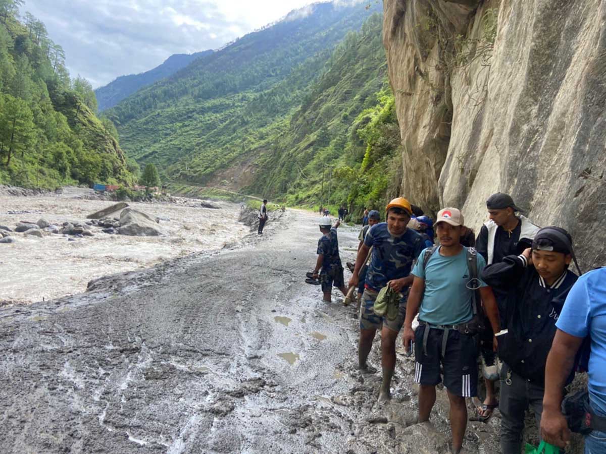भोटेकोशी बाढीमा फसेका ४८५ को उद्धार, २० बेपत्ता, ठूलो क्षति