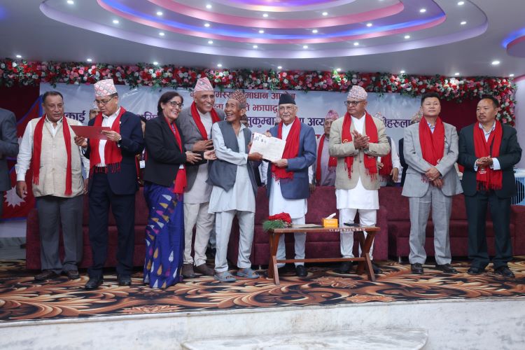 प्रधानमन्त्री ओलीद्वारा कनकाईका २०० भूमिहीनलाई जग्गा धनीपूर्जा वितरण
