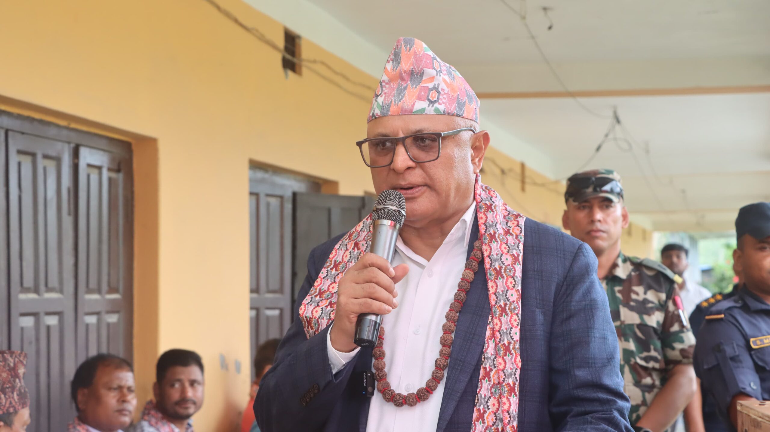 गरिब तथा जेहेन्दार विद्यार्थीलाई मुख्यमन्त्रीले गरे साइकल वितरण