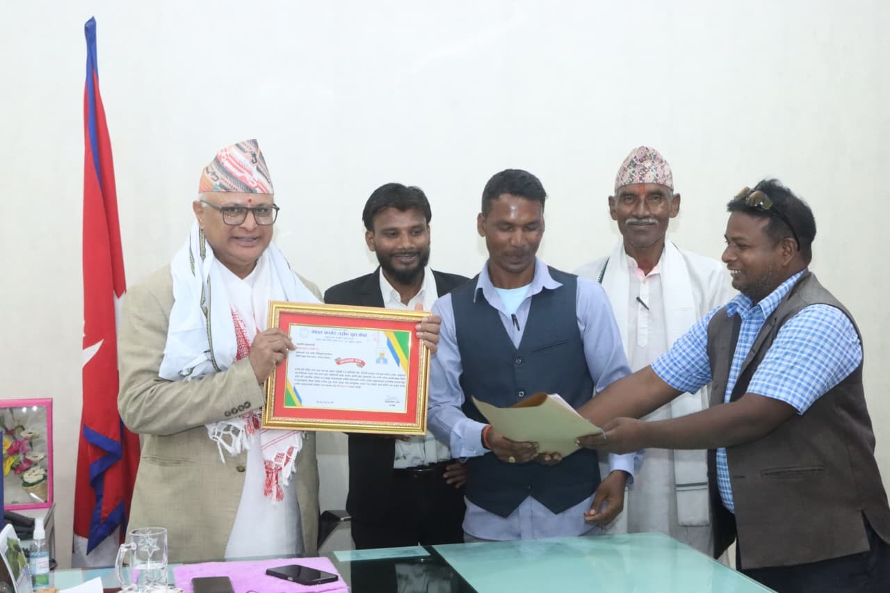 करम पूजा पर्वमा सार्वजनिक बिदा दिएपछि  मुख्यमन्त्री कार्कीलाई सम्मान